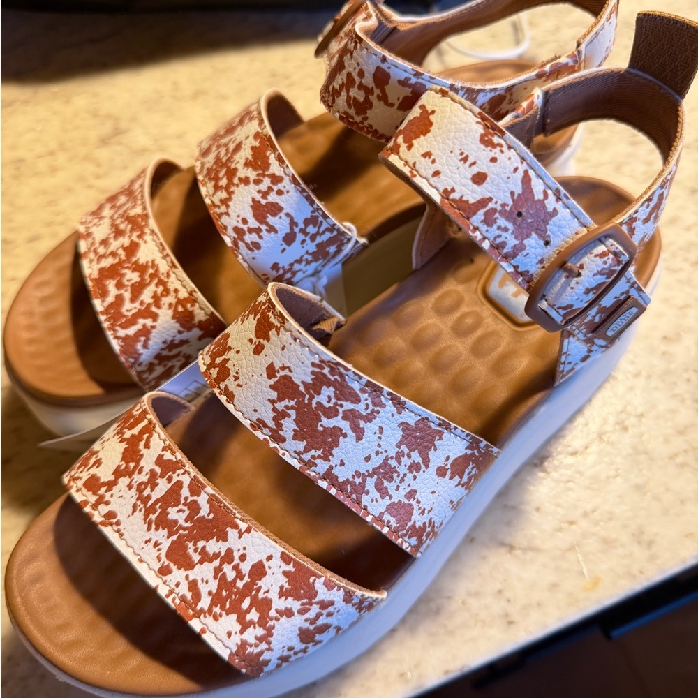Hey Dude Delray Buckle Animal - Tan/White - NWT never worn - Picture 2 of 3